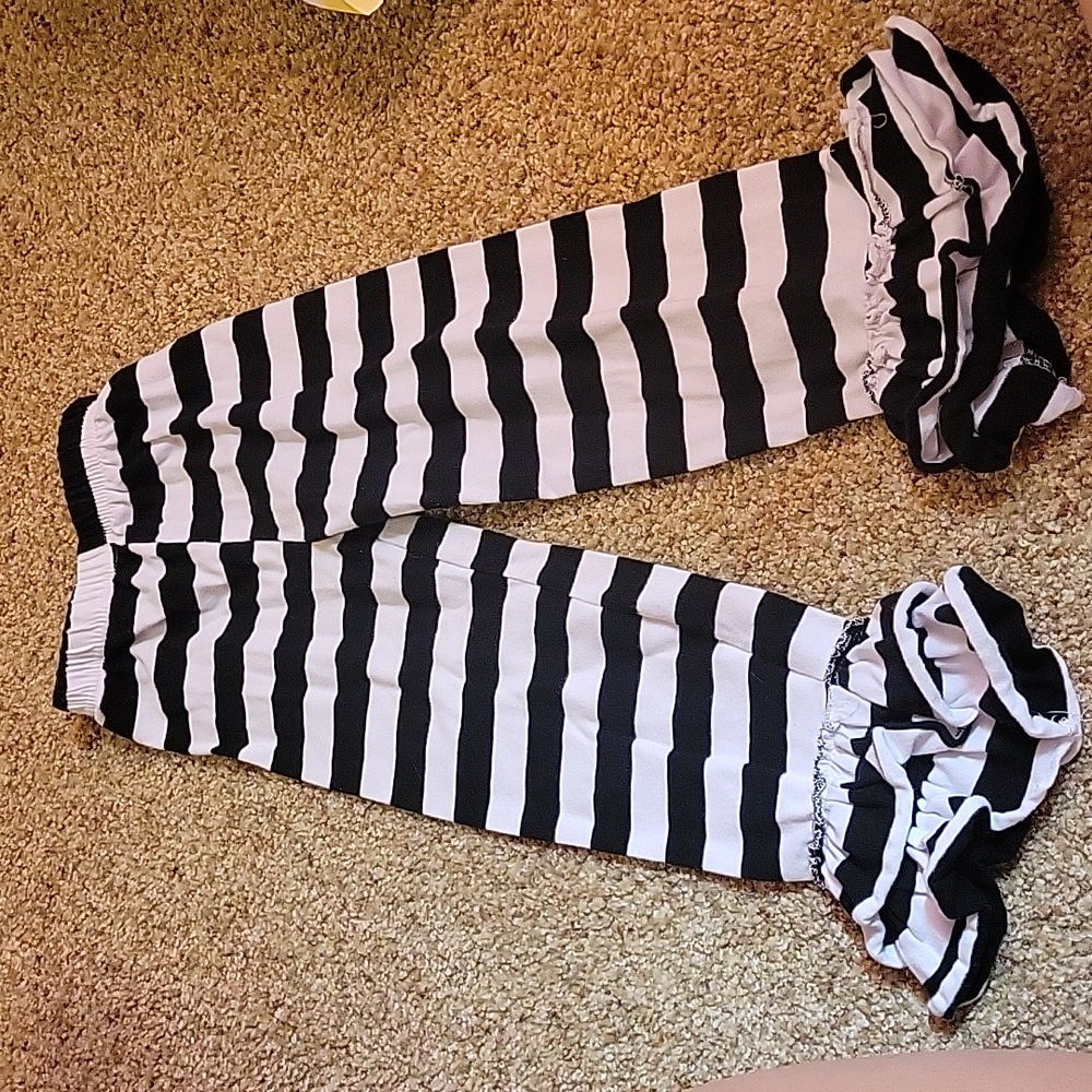 Size S ruffle bottom pants